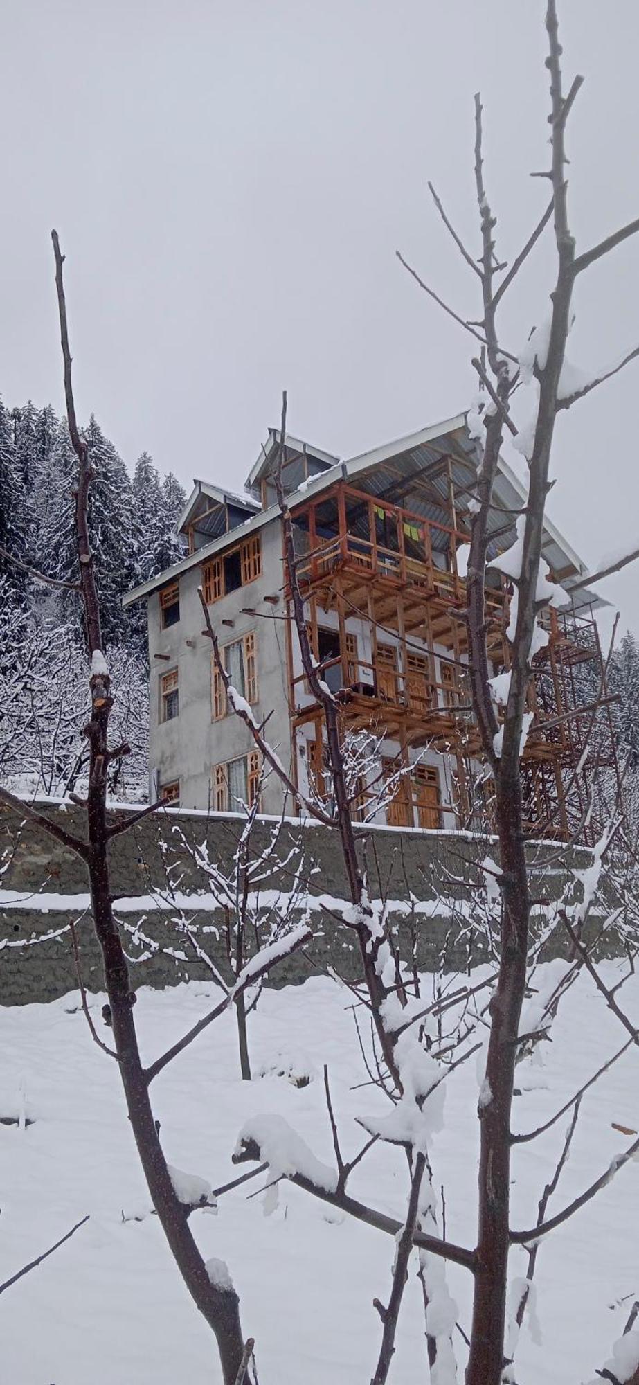 Sukun Hostel Sainj Buitenkant foto