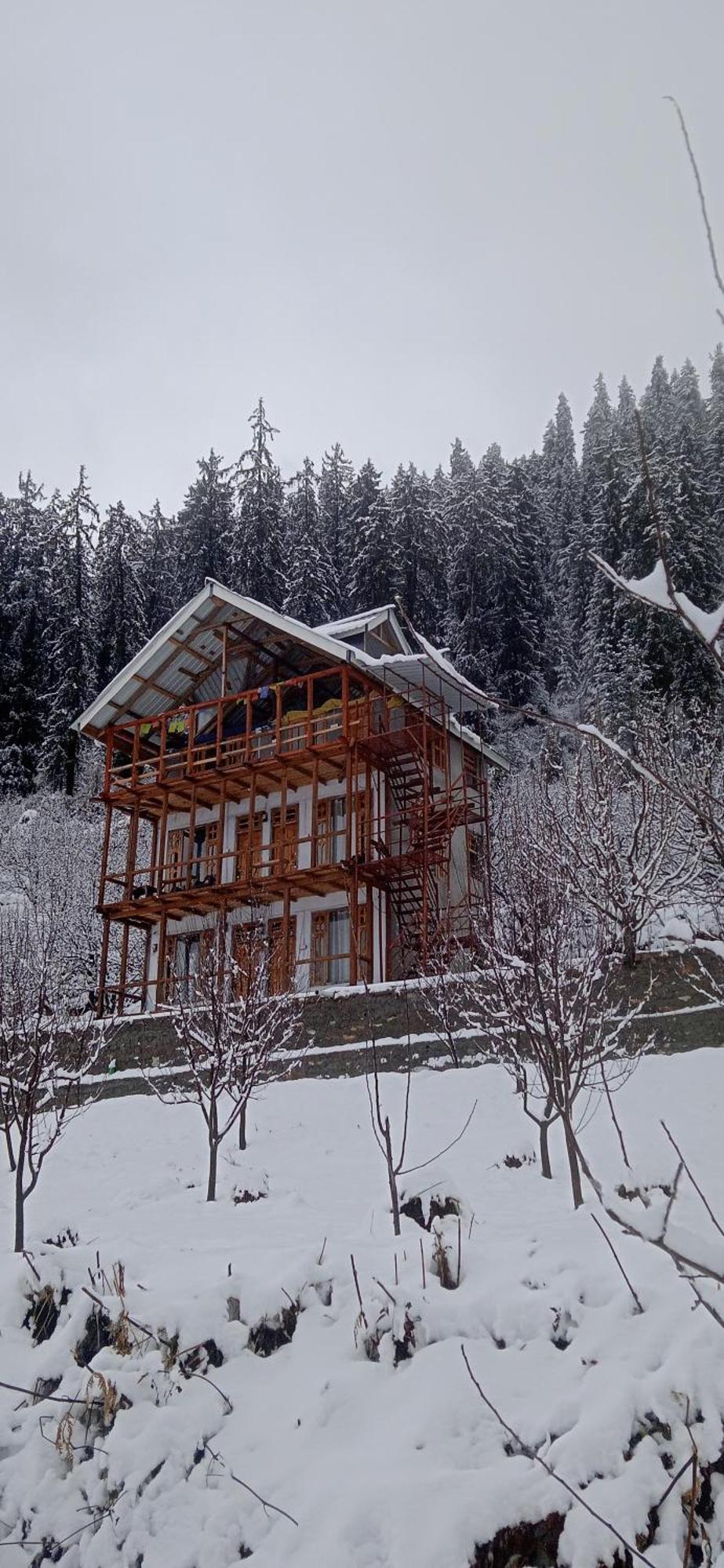 Sukun Hostel Sainj Buitenkant foto