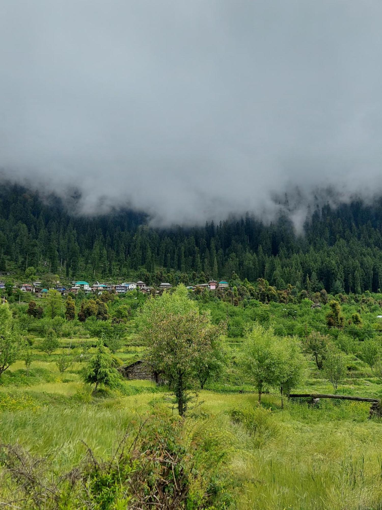Sukun Hostel Sainj Buitenkant foto